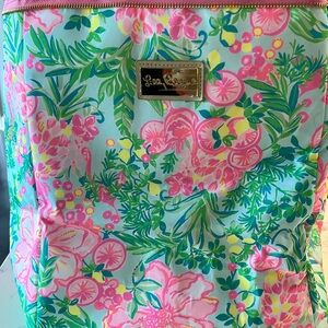 Lilly Pulitzer wine carrier in fruity flamingo